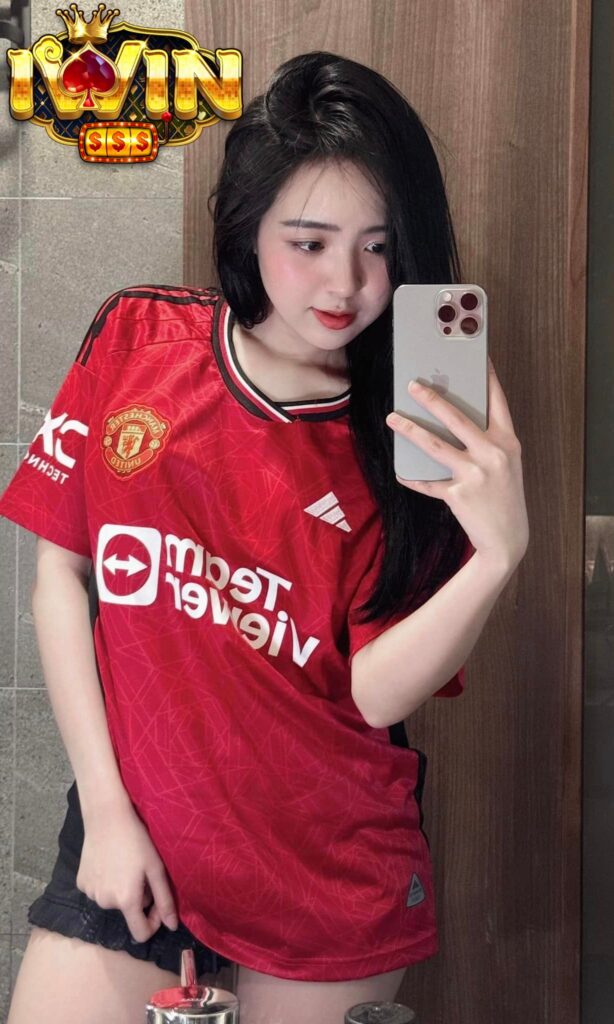 Ngoài ra cô nàng cũng là 1 fan trung thành của CLB ManU